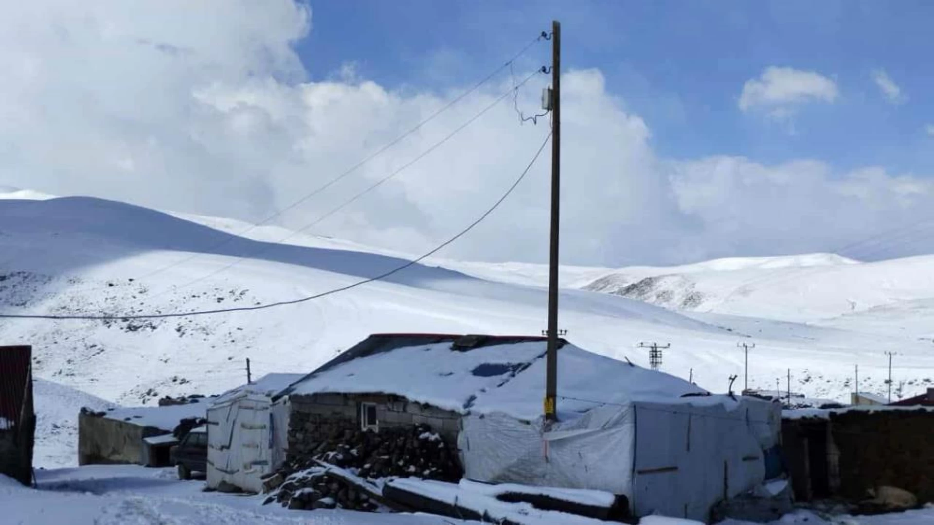 Ağrı'da kar yağışı köylüleri şaşırttı: "Batıda tatil, bizde kar" ( Video Haber )